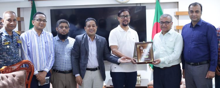 প্রফেসর ড. সলিমুল্লাহ খানকে চসিক প্রদত্ত “অমর একুশে স্মারক সম্মাননা পদক হস্তান্তর