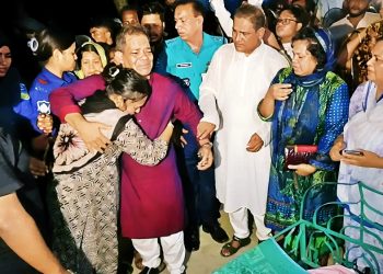 নতুন বাংলাদেশে এক প্রতীকী দৃশ্য: ফারজানা রূপার হাতে ছিল না হাতকড়া