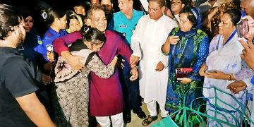 নতুন বাংলাদেশে এক প্রতীকী দৃশ্য: ফারজানা রূপার হাতে ছিল না হাতকড়া